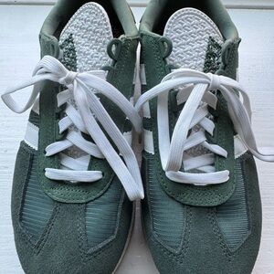 Adidas Green and White Sneakers Retropy E5